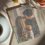 Elegant Vellum Overlay Waterverf 2 Fotohuwelijk Save The Date<br><div class="desc">Stuur uw verloving aankondigingen in stijl met deze elegante zwart-wit 2 foto bruiloft Save our Date, met een faux vellum textuur laag over uw licht gekleurde verloving foto op de voorkant, en een andere verticaal verloving foto op de achterkant. OPMERKING VAN DE MAKER: De "vellum overlay" op dit product is...</div>