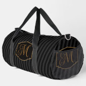 Elegant, verfijnd gestreept monogram plunjezak (Rechterhoek)