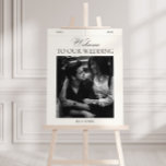 Elegant Vintage bruiloft Welkomstbord Foto Poster<br><div class="desc">Het klassieke ontwerp met verfijnde details en elegante typografie zet de toon voor een verfijnde sfeer. Personaliseer dit bord om het voor gasten gemakkelijk te maken om hun weg te vinden en creëer een gastvrij accent dat naadloos aansluit bij de ambiance van uw bruiloft. Dit lichtgrijze geïnspireerde trouwbord versterkt het...</div>