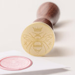 Elegant Vintage Crown Honey Queen Bee Monogram Waxzegel Stempel<br><div class="desc">Elegante  stijl honing-thema wax zegel stempel. Het ontwerp is voorzien van onze eigen originele handgetekende -stijl koningin honingbij met een sierlijke kroon boven de bijenkoningin. Personaliseer met twee monogrammen. Alle illustraties zijn handgetekende originele illustraties van Moodthology Papery.</div>