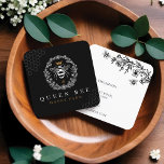 Elegant Vintage Honey Queen Bee Black & White Busi Contactkaartje<br><div class="desc">Elegant stijlvol visitekaartje met honingthema. Het ontwerp is voorzien van een eigen, met de hand getekende koningin van het model honingbij met een elegante gouden kroon boven de koningin. Een prachtige, rustige florale stijl met lijsten van de bijenkoningbijen Een zwarte achtergrond contrasteert prachtig met de bijenkoningtekening. Gepersonaliseerd met uw bedrijfsnaam...</div>