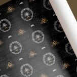 Elegant Vintage Honey Queen Bee Black & White Cadeaupapier<br><div class="desc">Elegante stijl honingvormig ontwerp voor verpakkingsdoeleinden. Het ontwerp is voorzien van een eigen, met de hand getekende koningin van het model honingbij met een elegante gouden kroon boven de koningin. Een prachtige, rustige florale stijl met lijsten van de bijenkoningbijen Een zwarte achtergrond contrasteert prachtig met de bijenkoningtekening. Rustische handschrift voegt...</div>
