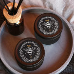 Elegant Vintage Honey Queen Bee Black & White Clas Ronde Sticker<br><div class="desc">Het elegante ontwerp van de sticker op basis van honing is ideaal om uw producten te merken. Het ontwerp is voorzien van een eigen, met de hand getekende koningin van het model honingbij met een elegante gouden kroon boven de koningin. Een prachtige rustige florale stijl met lijsten van de koninginnenbijenafbeelding....</div>