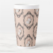Elegant Vlinderroze Victoriaans Damask Monogram Latte Mok (Voorkant)