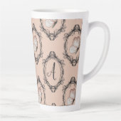 Elegant Vlinderroze Victoriaans Damask Monogram Latte Mok (Rechts)
