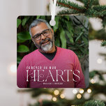 Elegant voor altijd in onze harten Foto Keepsake Metalen Ornament<br><div class="desc">Mooie minimale en moderne voor altijd in ons hart foto kerst ornament. Eenvoudig en modern ontwerp met een volledige fotosjabloon. Pas dit cadeau aan met uw speciale foto en naam. De foto heeft een overlay aan de onderkant om de elegante witte typografie "HARTEN" te helpen opvallen. Perfect keepsake ornament om...</div>