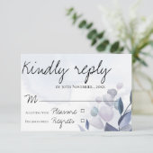 Elegant Waterverf Dusty Blue Floral Wedding RSVP Kaartje (Staand voorkant)