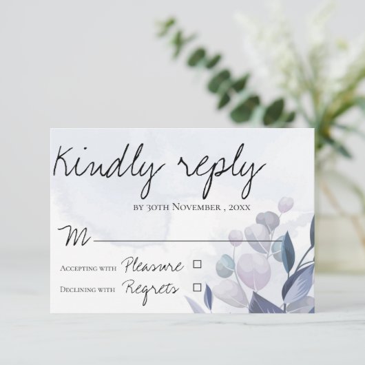 Elegant Waterverf Dusty Blue Floral Wedding RSVP Kaartje (Staand voorkant)