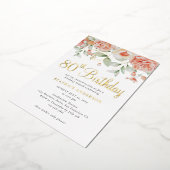 Elegant Waterverf Floral 80th Birthday Folie Uitnodiging (Gedraaid)