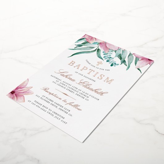 Elegant waterverf floreel roze baptisme kruis folie uitnodiging (Gedraaid)