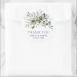 Elegant Waterverf Greenery Dusty Blue Wedding Ronde Sticker<br><div class="desc">Moderne Elegante Waterverf Botanisch groen Bruiloft Favor Stickers omvat eucalyptusbladeren,  groen botanisch gebladerte,  stoffige blauwe bladeren en ander mooi botanisch groen. Stoffige blauwe tekst.</div>