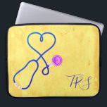Elegant Waterverf Medical Doctor of Nurse Yellow Laptop Sleeve<br><div class="desc">De lieflijk gele getextureerde waterverf ziet er als achtergrond geaccentueerd door een stethoscoop gevormd als een hart. Verpleegkundigen,  artsen en professionals uit de medische sector zullen van dit computersleeve houden. Monogram met initialen of titel.</div>