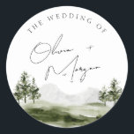 Elegant Waterverf Mountain Forest Wedding Ronde Sticker<br><div class="desc">Deze elegante sticker van de bestemmingsbruiloft kenmerkt een romantische waterverf met bergen,  dennenbomen en groener bos perfect voor uw berganse top-droombruiloft en een ingewikkelde scriptcalligrafie van uw namen die een meer rustige vibe geven.</div>