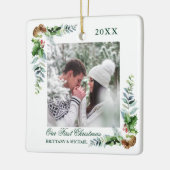 Elegant Waterverf Pine Couple Eerste Kerstmis Keramisch Ornament (Links)