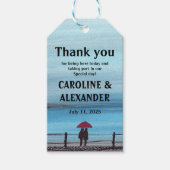 Elegant Waterverf Red Umbrella Couple Wedding Cadeaulabel (Voorkant)