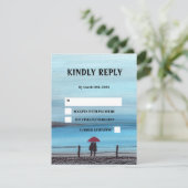 Elegant Waterverf Red Umbrella Couple Wedding RSVP Kaartje (Staand voorkant)