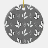 Elegant Waterverf White Flowers Grey Keramisch Ornament (Achterkant)