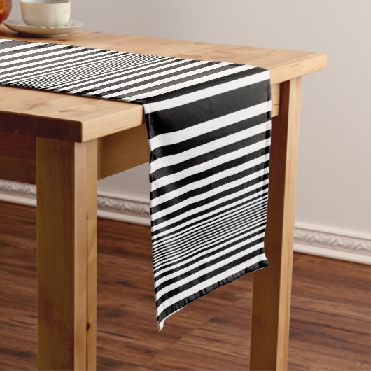 Elegant Waxing Black & White Striped Medium Tafelloper (Voorbeeld)