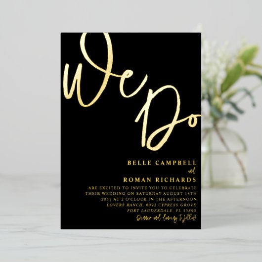 Elegant We doen Script Black en Gold Weddenschap Folie Uitnodiging (Staand Voorkant)