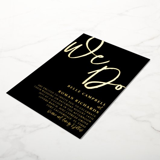 Elegant We doen Script Black en Gold Weddenschap Folie Uitnodiging (Gedraaid)