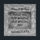 Elegant Wedding Guest gemarmerd Bedankt Magneet<br><div class="desc">Deze elegante waardering van de huwelijksgast heeft een gemarmerde grijze en witte achtergrond. Deze elegante achtergrond biedt een moderne kijk op je bruiloft. De woorden van de bedankt,  de namen van de bruid en de bruidegom,  en de trouwdatum op deze gastmagneet kunnen gemakkelijk gepersonaliseerd worden.</div>