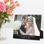 Elegant Wedding Persoonlijke foto Fotoplaat<br><div class="desc">Huwelijksaandenken zwarte foto plaquette om uw speciale dag met uw favoriete foto te vieren. Personaliseer met uw namen en trouwdatum in elegante witte typografie.</div>