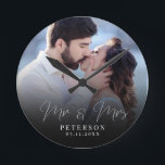 Elegant Wedding Photo Chic Pas getrouwd Ronde Klok<br><div class="desc">Deze elegante scriptfotoklok zal een prachtige keepname van uw trouwdag zijn! In de unieke kalligrafie staat "Mr. en Mrs." naast uw eigen familienaam en datum. Voeg je trouwfoto toe en maak dit tot een perfect cadeau voor de nieuwe bruid,  een verjaardag,  of vow vernieuwing!</div>