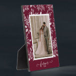 Elegant Wedding Photo Frameless Afbeelding Easel Fotoplaat<br><div class="desc">Een tafelblad met een ingebouwde esel bevat uw favoriete foto omringd door een prachtige rand van witte bladeren, stippen en bessen op een kruidenachtergrond. VERANDERT de achtergrondkleur om uw foto AAN TE PASSEN. VERANDEREN de tekst BUITENLANDSE naar om het even wat - TIP: zet jouw tekst tussen de twee vierkantjes...</div>