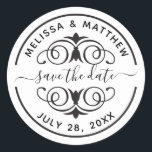 Elegant Wedding Save the Date Envelope Seal Ronde Sticker<br><div class="desc">Een douaneronde sparen het etiket van de datumsticker dat met een decoratief het werkembleem van het rolwerk wordt gekletst. Neem uw namen en datum in plaats van de steekproeftekst op die in de ontwerp sjabloon wordt getoond. Ontworpen voor jou door Blackberry Boulevard.</div>