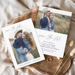 Elegant Wedding Save the Date Photo Minimalist<br><div class="desc">Het huwelijk bewaart de Kaarten van de Datum die een foto op de voor en rug hebben. Sparen de kaarten van de Datum bevatten een moderne hand geschreven kromme manuscripttypografie die elegant,  eenvoudig en modern zijn om na u minimalistische eenvoudige trouwdag te gebruiken viering.</div>
