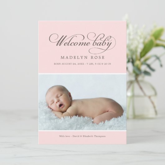 Elegant Welcome Baby Girl Bleek Roze Foto geboorte Aankondiging (Staand voorkant)