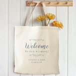 Elegant Welcome Weddings Guest Favors Dusty Blue Tote Bag<br><div class="desc">Een elegante, klassieke trouwgast gunt een tas met een stijlvol design in trendy dusty blue op een transparante achtergrond die het natuurlijke achtergrondmateriaal en de kleur toont. Dit moderne, eenvoudige ontwerp biedt tijdloze, klassieke verfijning. Personaliseer de namen van het paar en de gebeurtenisdatum in elegant stoffige blauwe letters en manuscript....</div>