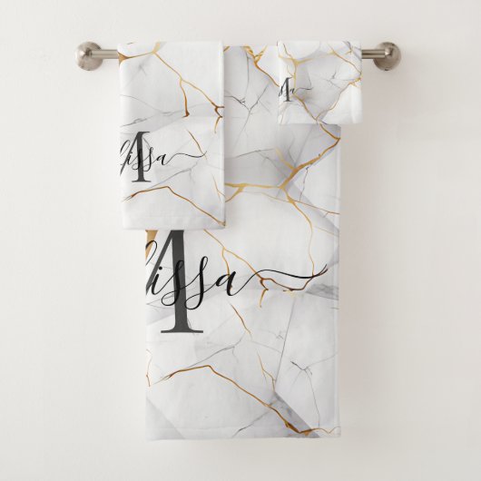 Elegant White and Gold Marbled Monogram Bad Handdoek (Insitu)