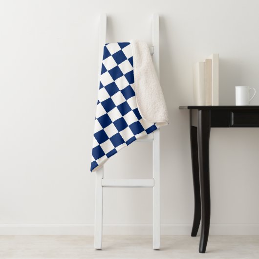 Elegant White and Navy Blue Square Pattern Sherpa Deken (In situ)