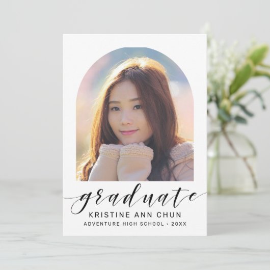 Elegant White Arch 2025 Foto Afstuderen Aankondiging (Staand voorkant)