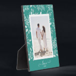 Elegant White Botanicals Tabletop Easel Foto Fotoplaat<br><div class="desc">De plaatjes van de tablet met een ingebouwde esel zijn voorzien van uw favoriete foto, omringd door een prachtige rand van witte bladeren, stippen en bessen op een turkooisachtergrond. VERANDERT de achtergrondkleur om uw foto AAN TE PASSEN. VERANDEREN de LOVE tekst in om het even wat - TIP: zet jouw...</div>