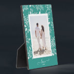 Elegant White Botanicals Tabletop Easel Foto Fotoplaat<br><div class="desc">De plaatjes van de tablet met een ingebouwde esel zijn voorzien van uw favoriete foto, omringd door een prachtige rand van witte bladeren, stippen en bessen op een turkooisachtergrond. VERANDERT de achtergrondkleur om uw foto AAN TE PASSEN. VERANDEREN de LOVE tekst in om het even wat - TIP: zet jouw...</div>