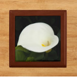 Elegant White Calla Lily Bloom Floral Cadeaudoosje<br><div class="desc">Winkelinkten,  sieraden en andere kleine keepenkoeken in deze houten cadeaudoos met keramische tegel die voorzien is van het afbeelding van een elegant,  wit Calla Lily-bloem en groen loof. Een mooi,  bloemetjesontwerp! Selecteer de grootte en kleur van het cadeauvakje.</div>