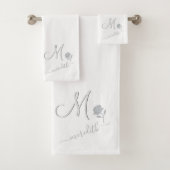 Elegant White Custom Monogram Name Flower Bad Handdoek (Insitu)