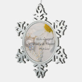 Elegant White Daisy Verloving Tin Sneeuwvlok Ornament (Rechts)
