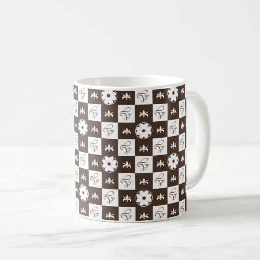 Elegant White en Brown Checkered Pattern Koffiemok (Voorkant rechts)