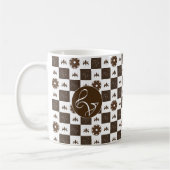 Elegant White en Brown Checkered Pattern Koffiemok (Links)