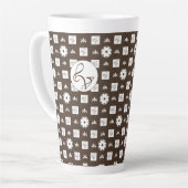Elegant White en Brown Checkered Pattern Latte Mok (Linkerhoek)