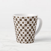 Elegant White en Brown Checkered Pattern Latte Mok (Rechterhoek)