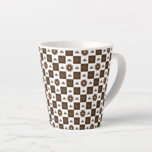 Elegant White en Brown Checkered Pattern Latte Mok (Rechterhoek)