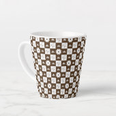 Elegant White en Brown Checkered Pattern Latte Mok (Linkerhoek)