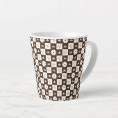 Elegant White en Brown Checkered Pattern Latte Mok (Rechterhoek)