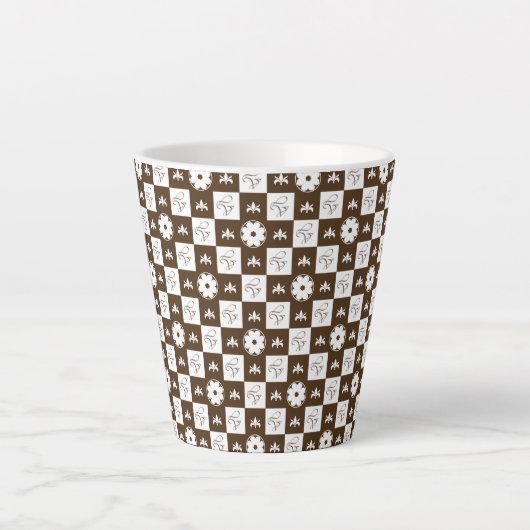 Elegant White en Brown Checkered Pattern Latte Mok (Voorkant)