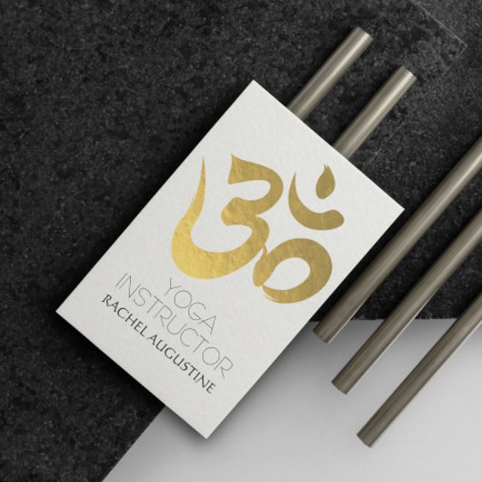 Elegant White en Gold Om Symbol Yoga Instructor Visitekaartje