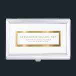 Elegant White en Gold Visitekaarthouder<br><div class="desc">Houd uw visitekaartjes georganiseerd en stijlvol met dit elegante hoesje van het visitekaartje voor de planning van witte en goudmakerijen. Het hoesje is voorzien van een geborsteld goudontwerp met uw eigen naam en titel die op een scherpe witte achtergrond is gedrukt. Dankzij het slanke en stijlvolle ontwerp kunt u eenvoudig...</div>